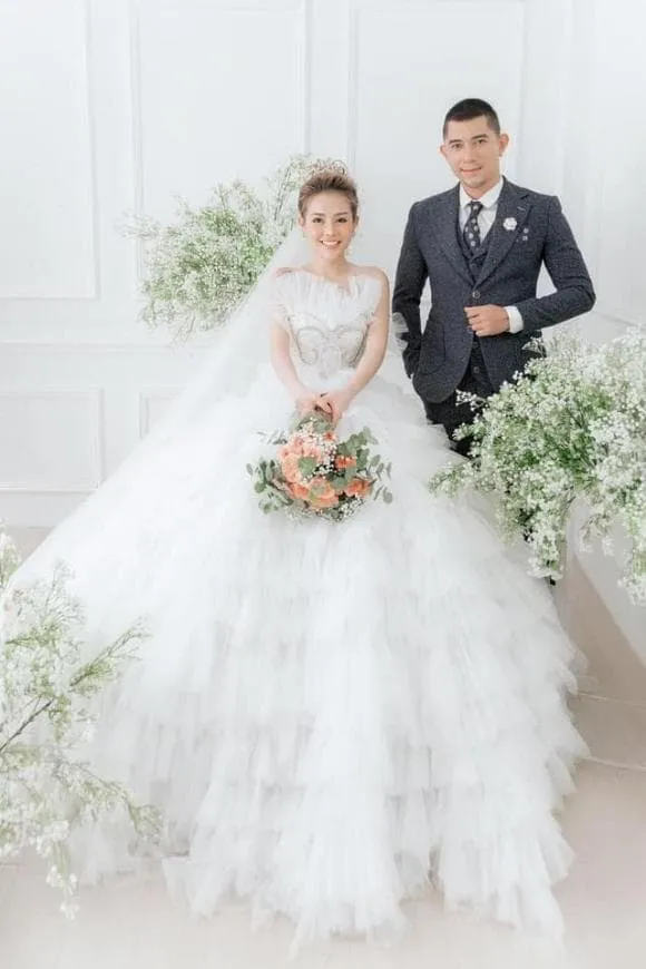 Ngân 98 và Lương Bằng Quang khiến dân tình tròn mắt khi diện đồ kín như bưng 