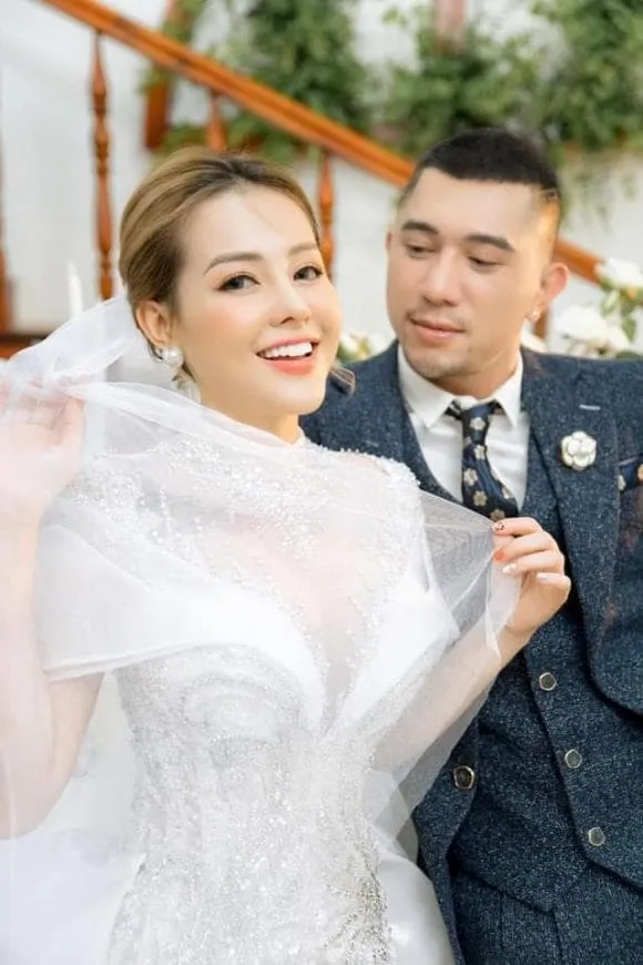 Ngân 98 và Lương Bằng Quang khiến dân tình tròn mắt khi diện đồ kín như bưng 