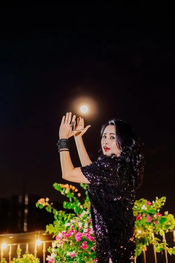 Thanh Lam tung ảnh cực tình bên chồng bác sĩ, tư thế tạo dáng nhìn muốn 'gãy lưng'