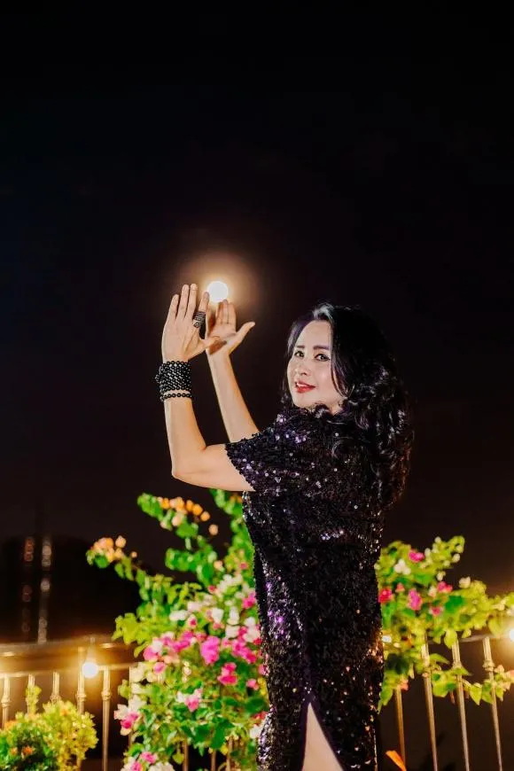 Thanh Lam tung ảnh cực tình bên chồng bác sĩ, tư thế tạo dáng nhìn muốn 'gãy lưng'