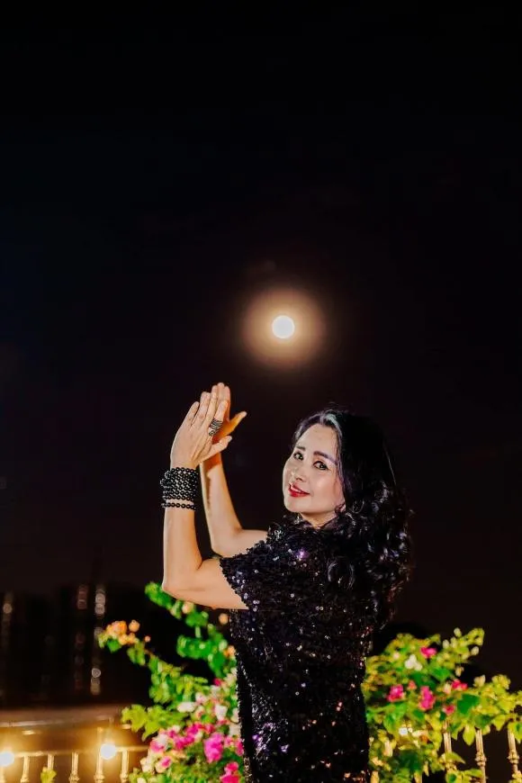 Thanh Lam tung ảnh cực tình bên chồng bác sĩ, tư thế tạo dáng nhìn muốn 'gãy lưng'