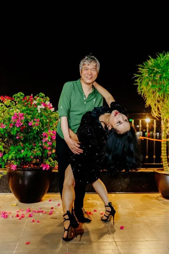 Thanh Lam tung ảnh cực tình bên chồng bác sĩ, tư thế tạo dáng nhìn muốn 'gãy lưng'