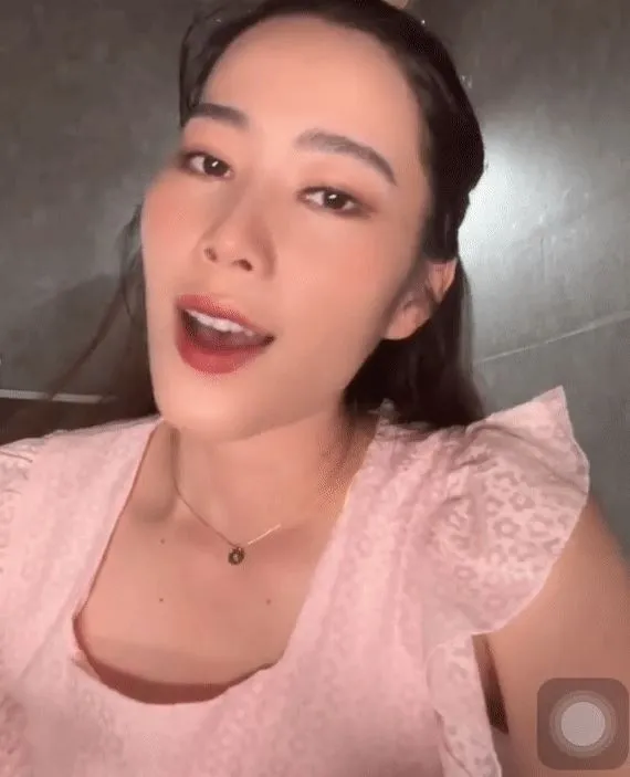 'Tình cũ' của Trường Giang nhận cơn mưa lời khen sau khi khoe giọng trên livestream
