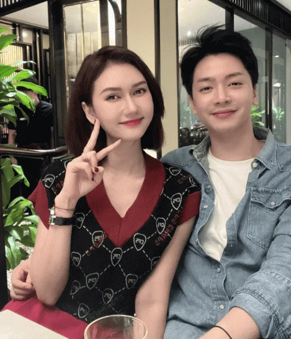 Khoe ảnh cực tình bên trai lạ, tình cũ Đình Tú bị dân tình chất vấn cực căng