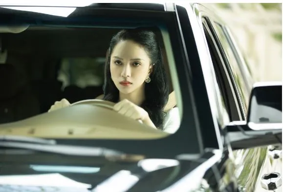 Hương Giang vừa mới tung MV Em Buông, nghe giọng hát dân tình chỉ muốn 'buông hẳn'