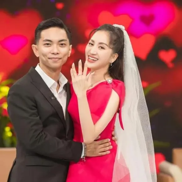 Màn cầu hôn của Phan Hiển dành cho Khánh Thi bị bạn thân 'bóc mẽ' chi tiết lạ