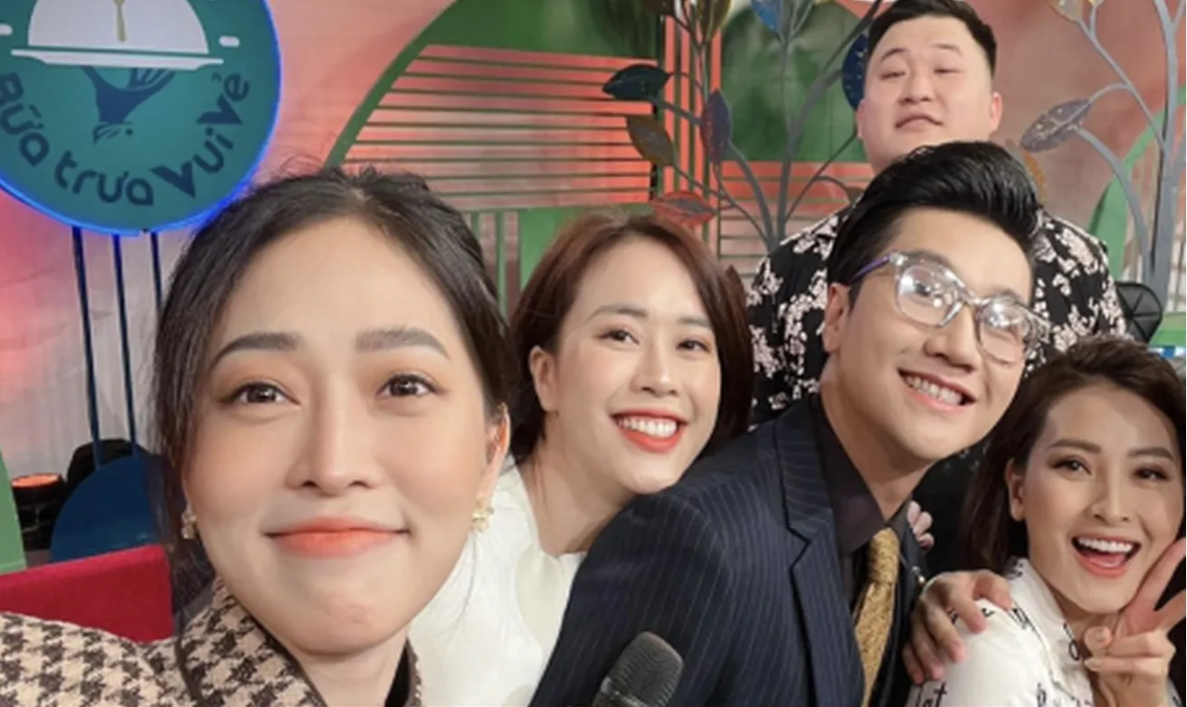 Dàn MC và BTV ngậm ngùi nói lời chia tay VTV6 sau 15 năm gắn bó