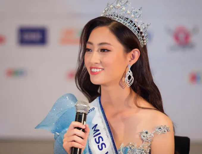 Lương Thuỳ Linh khiến dân tình đổ mồ hôi hột khi diện đầm kết từ dây mảnh 