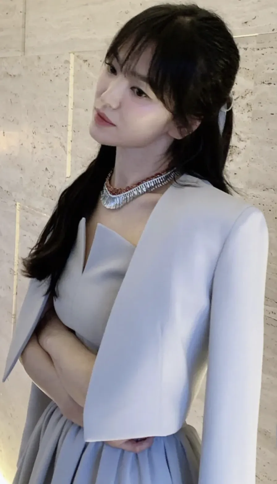 Song Hye Kyo diện vòng cổ triệu đô nhưng nhan sắc thách thức cam thường mới gây chú ý