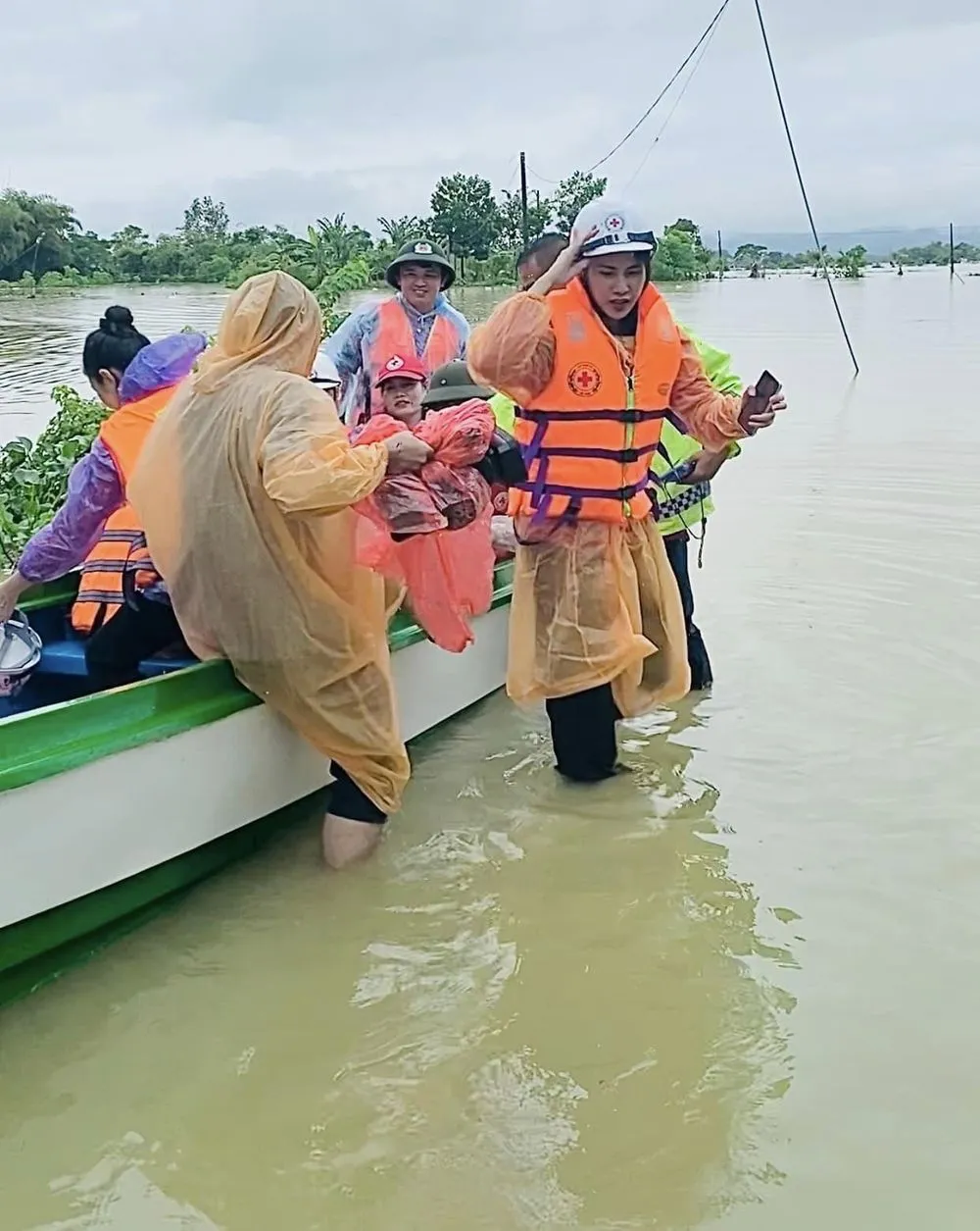 CĐM 'quay xe khét lẹt' sau khi thấy hình ảnh Thủy Tiên lội nước đội mưa đi hỗ trợ miền Trung