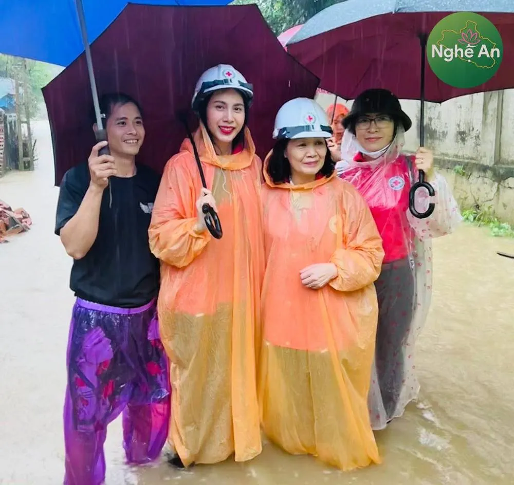 CĐM 'quay xe khét lẹt' sau khi thấy hình ảnh Thủy Tiên lội nước đội mưa đi hỗ trợ miền Trung