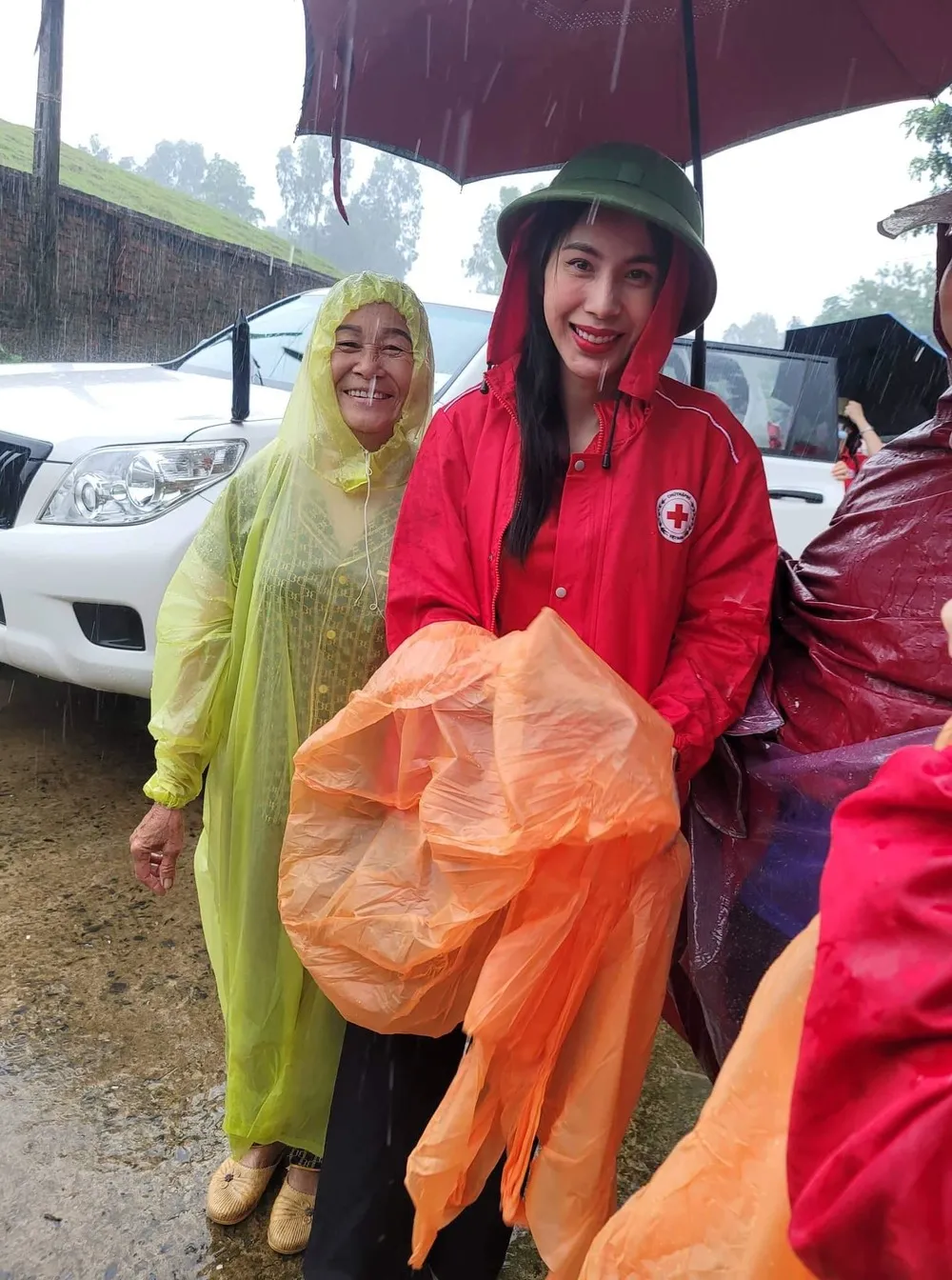 CĐM 'quay xe khét lẹt' sau khi thấy hình ảnh Thủy Tiên lội nước đội mưa đi hỗ trợ miền Trung