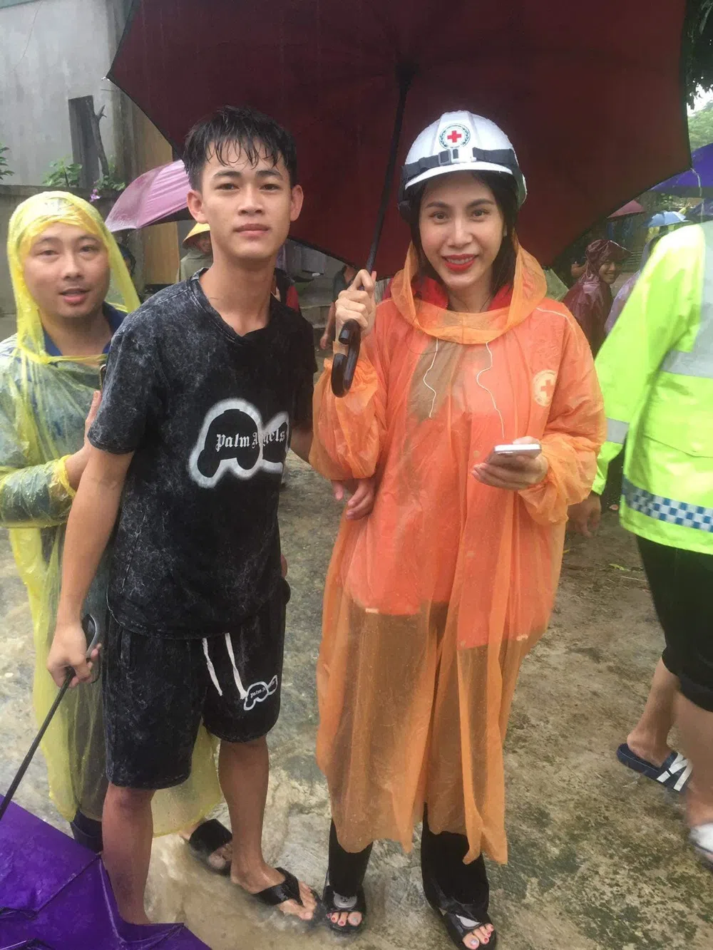 CĐM 'quay xe khét lẹt' sau khi thấy hình ảnh Thủy Tiên lội nước đội mưa đi hỗ trợ miền Trung