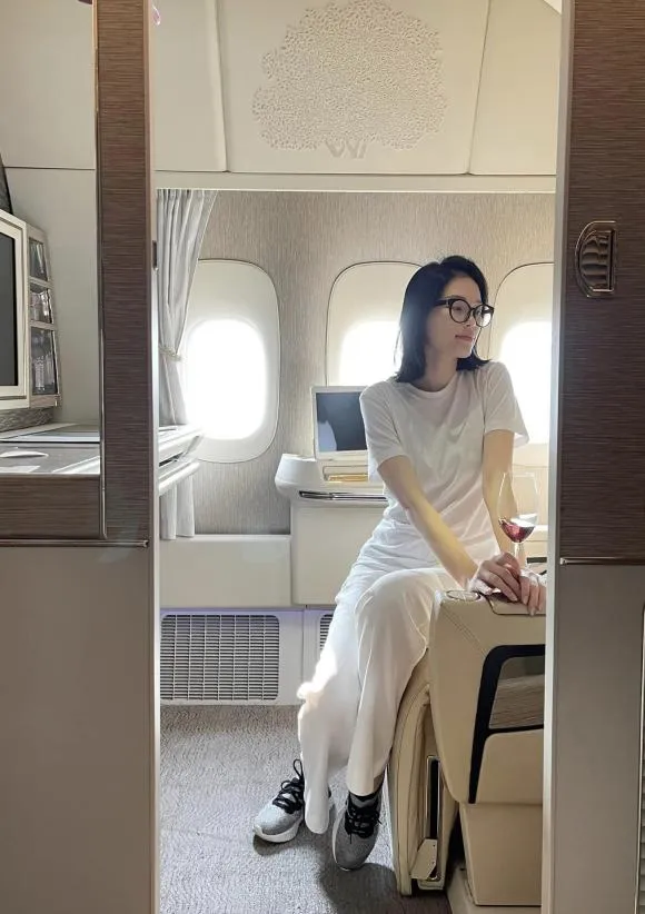 Hotgirl Linh Rin tung ảnh 'tình bể bình' ở trời Tây bên em chồng Tăng Thanh Hà