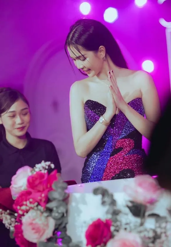 Fan Ngọc Trinh chơi lớn khi dành tặng thần tượng món quà đắt đỏ
