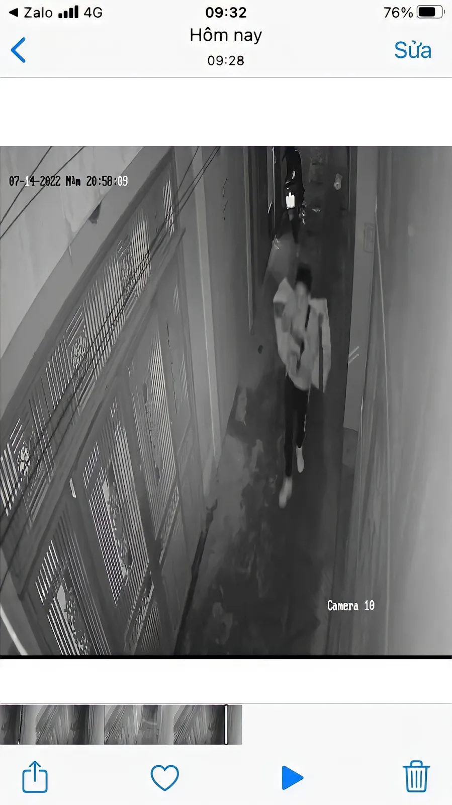 Thông tin mới nhất vụ Lương Hải Như mất tích: Xuất hiện clip bạn trai cũ ôm bao tải lớn đi ra khỏi ngõ 