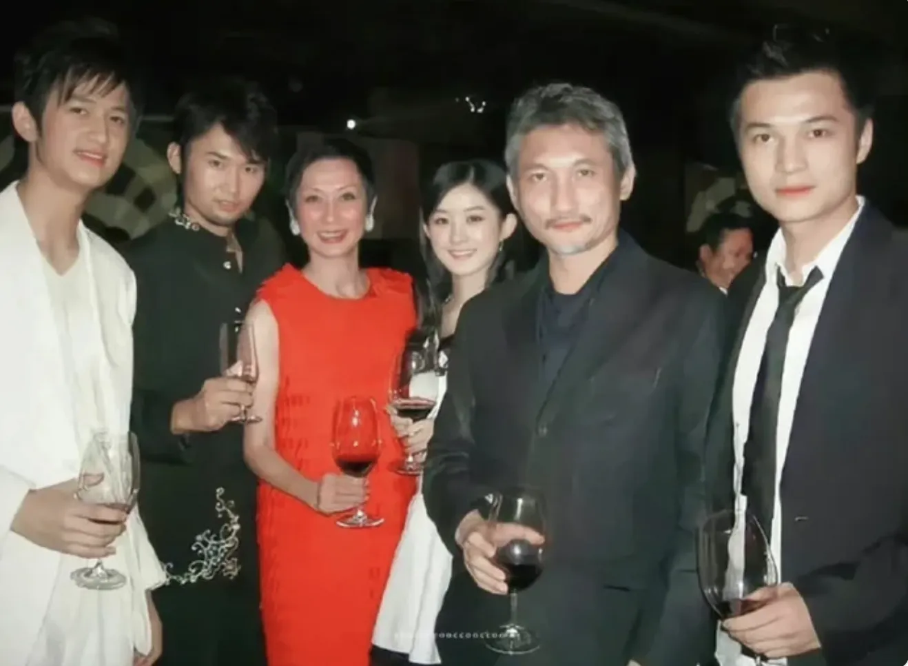 Ảnh thời 'chân ướt chân ráo' của Triệu Lệ Dĩnh có gì mà khiến dân mạng tranh cãi?