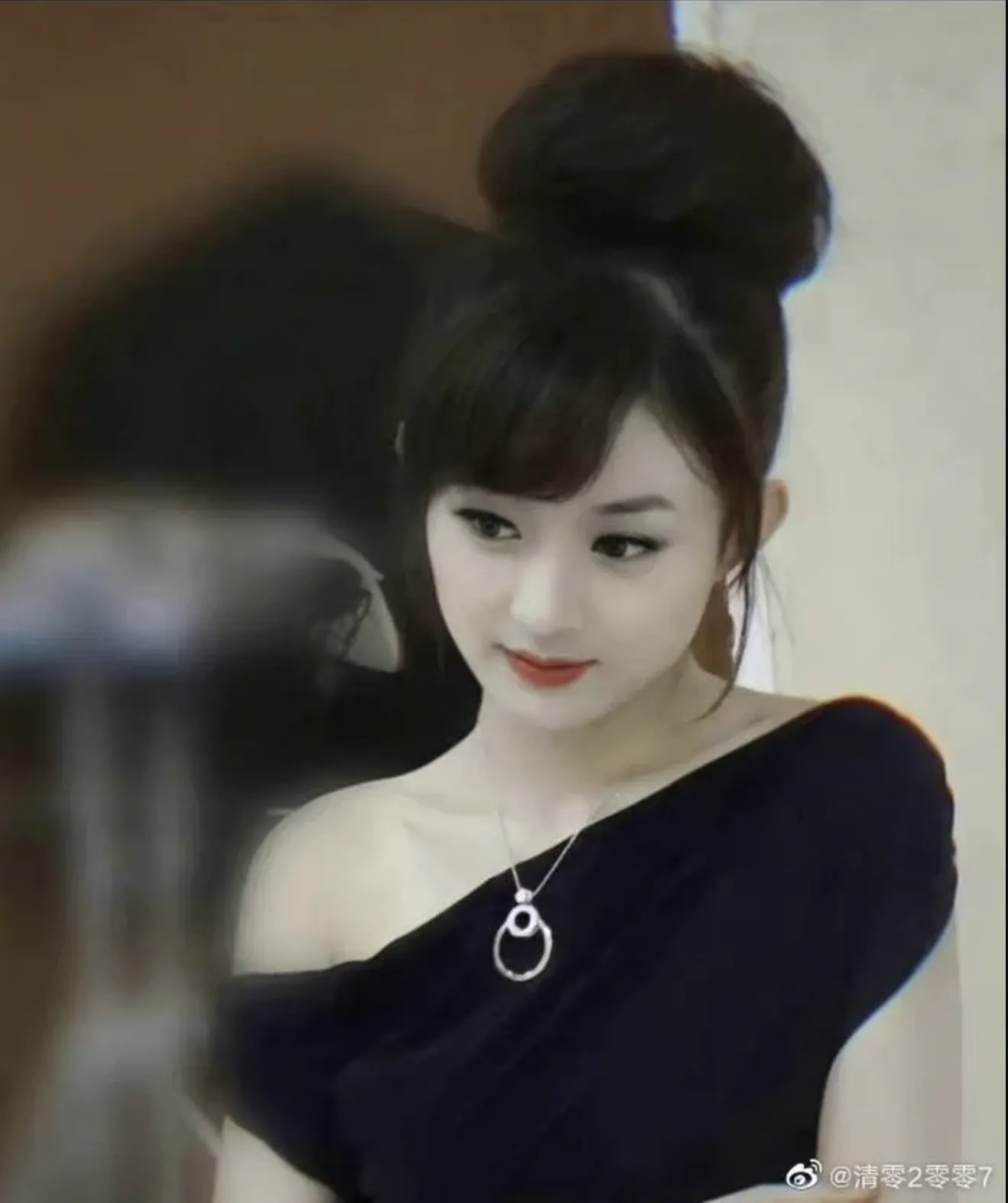 Ảnh thời 'chân ướt chân ráo' của Triệu Lệ Dĩnh có gì mà khiến dân mạng tranh cãi?