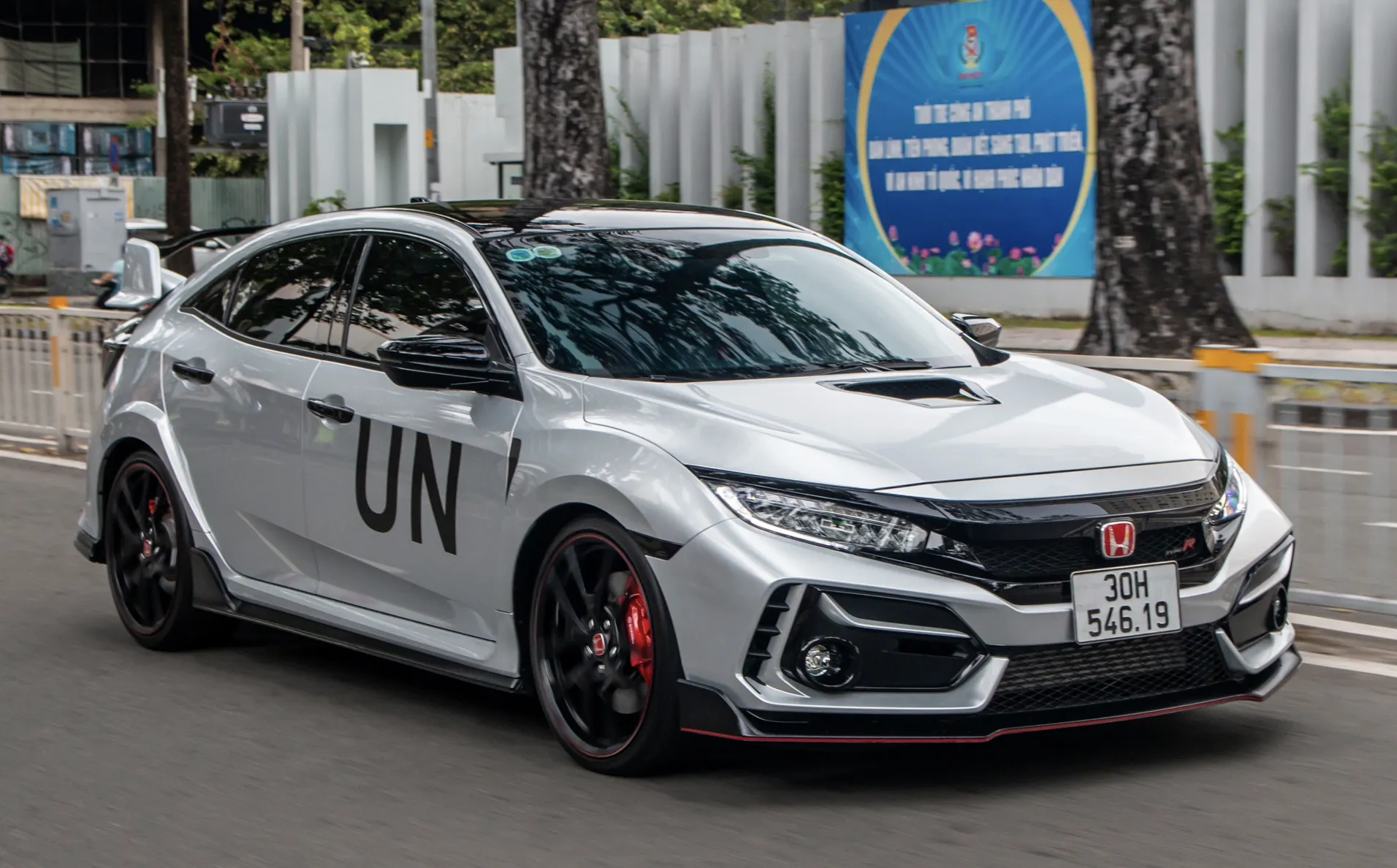 Mục sở thị chiếc Honda Civic Type R độc nhất Việt Nam của 'vua cafe' Đặng Lê Nguyên Vũ 