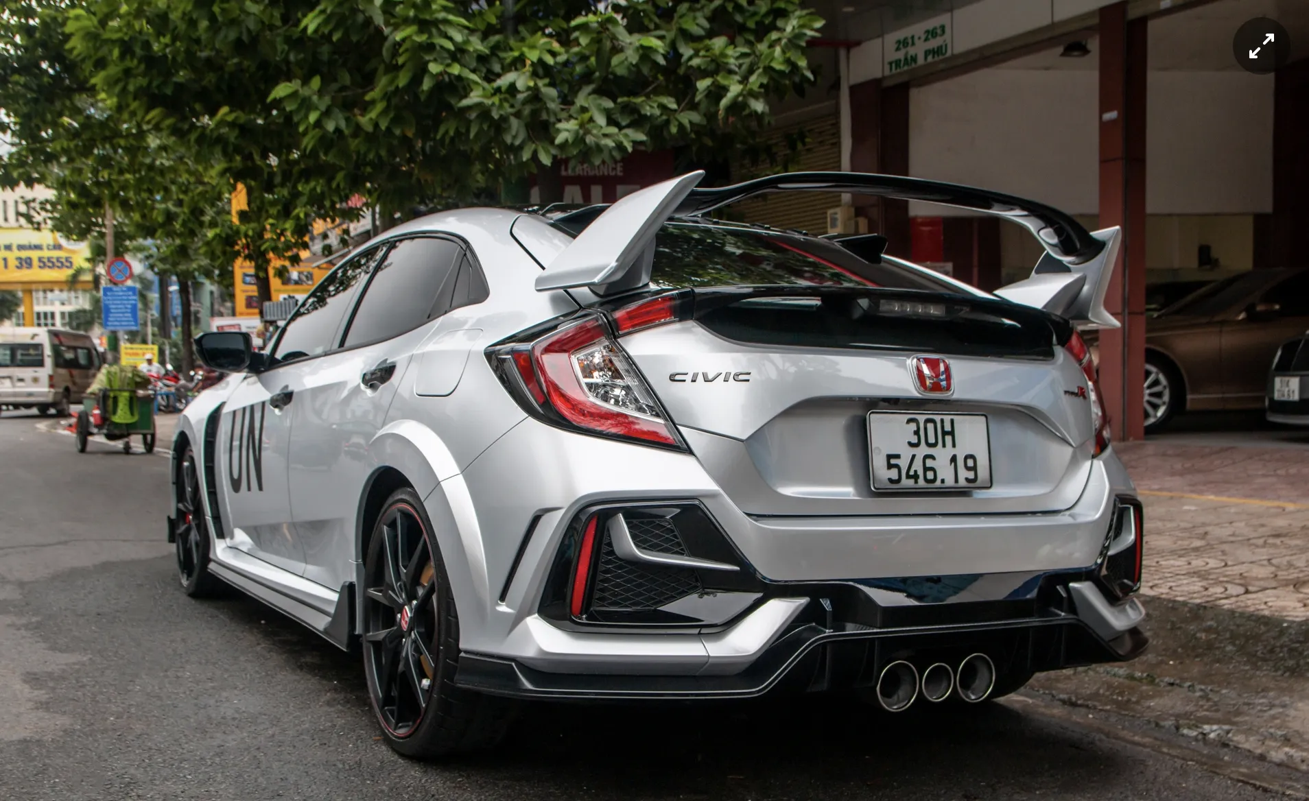 Mục sở thị chiếc Honda Civic Type R độc nhất Việt Nam của 'vua cafe' Đặng Lê Nguyên Vũ 