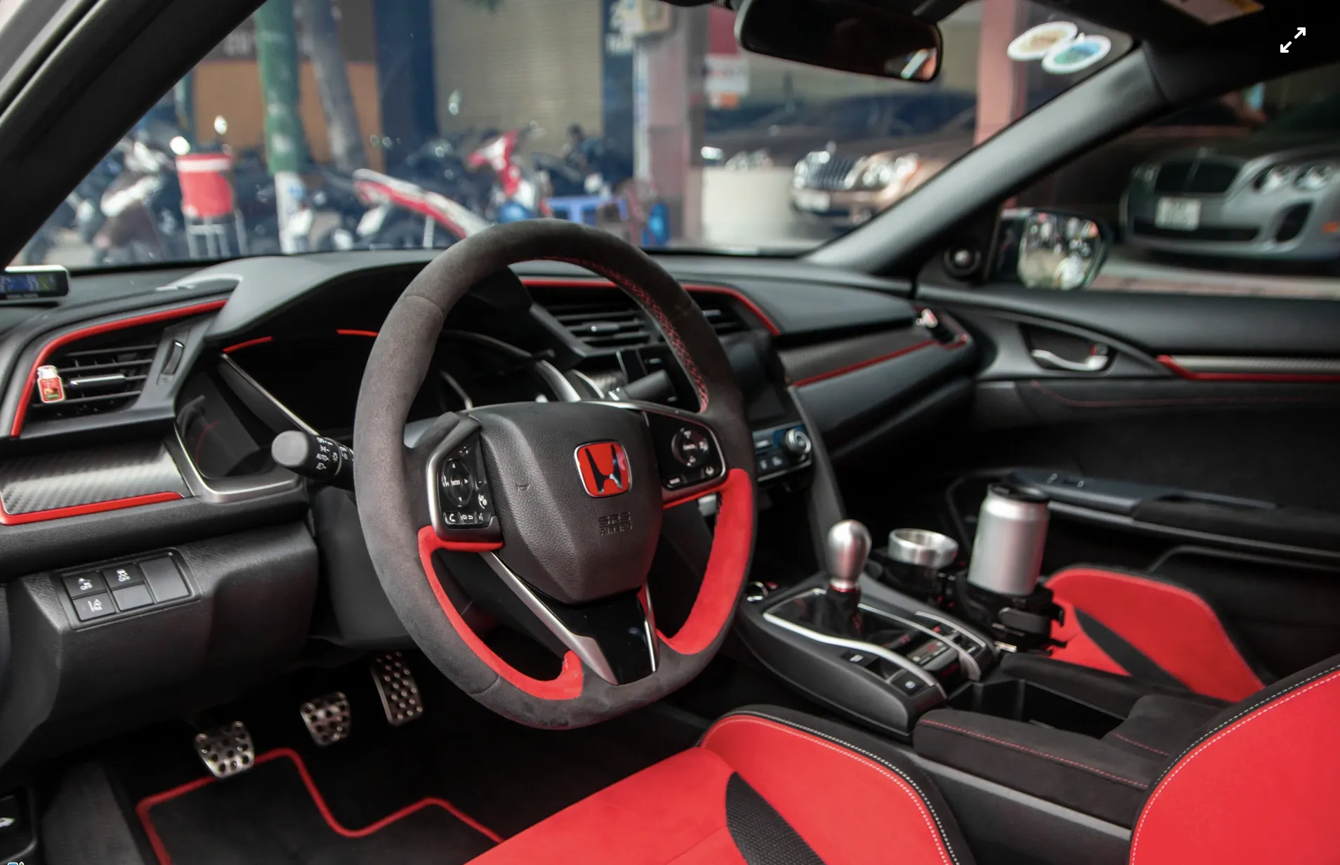 Mục sở thị chiếc Honda Civic Type R độc nhất Việt Nam của 'vua cafe' Đặng Lê Nguyên Vũ 