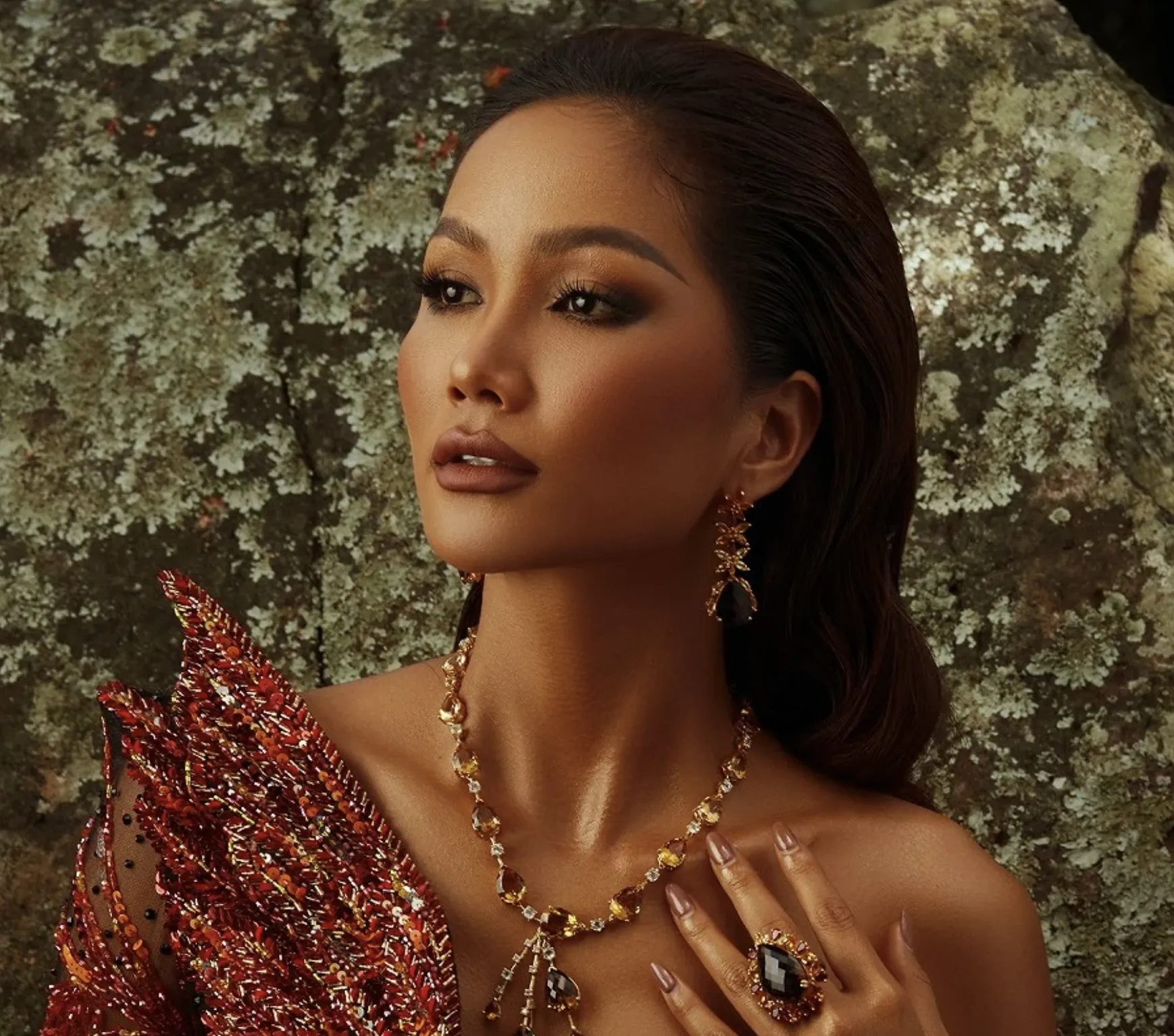 Rũ bỏ vẻ yêu kiều, H'Hen Niê hoá 'nữ hoàng Ai Cập' đầy ma mị trong loạt ảnh mới