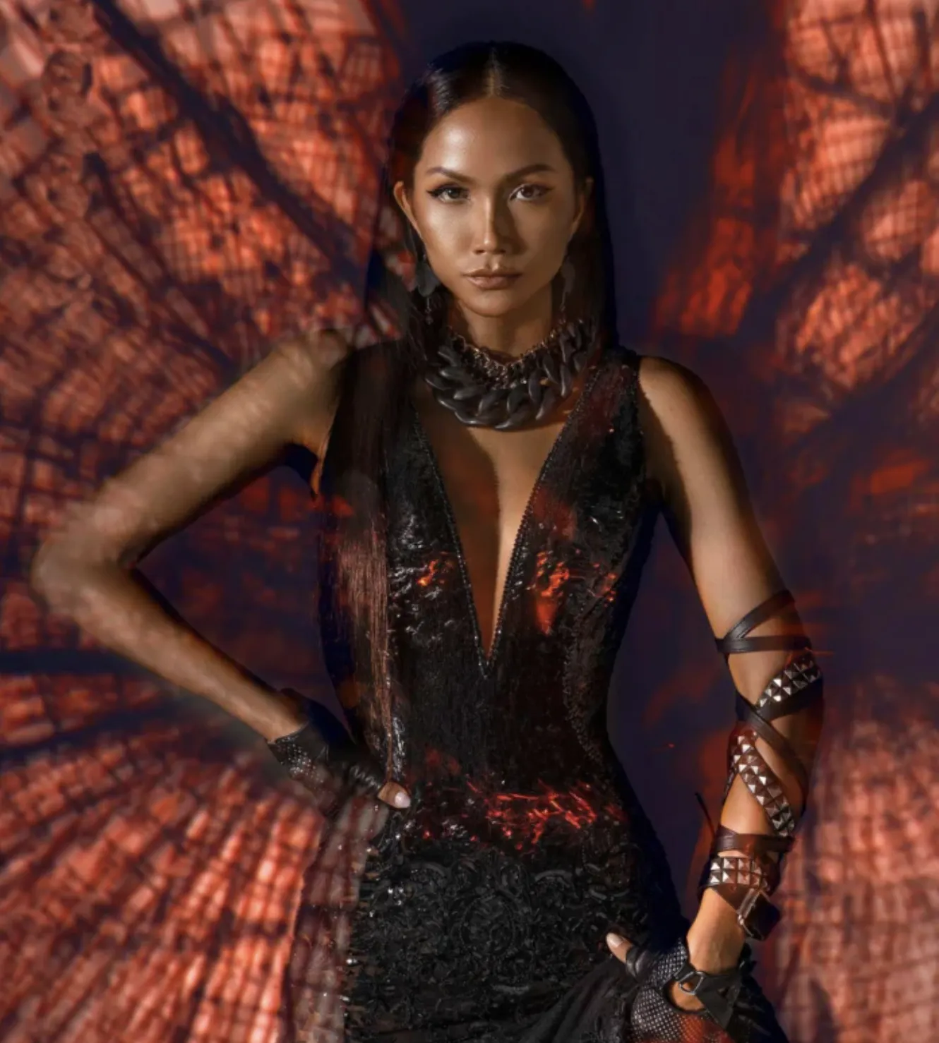 Rũ bỏ vẻ yêu kiều, H'Hen Niê hoá 'nữ hoàng Ai Cập' đầy ma mị trong loạt ảnh mới