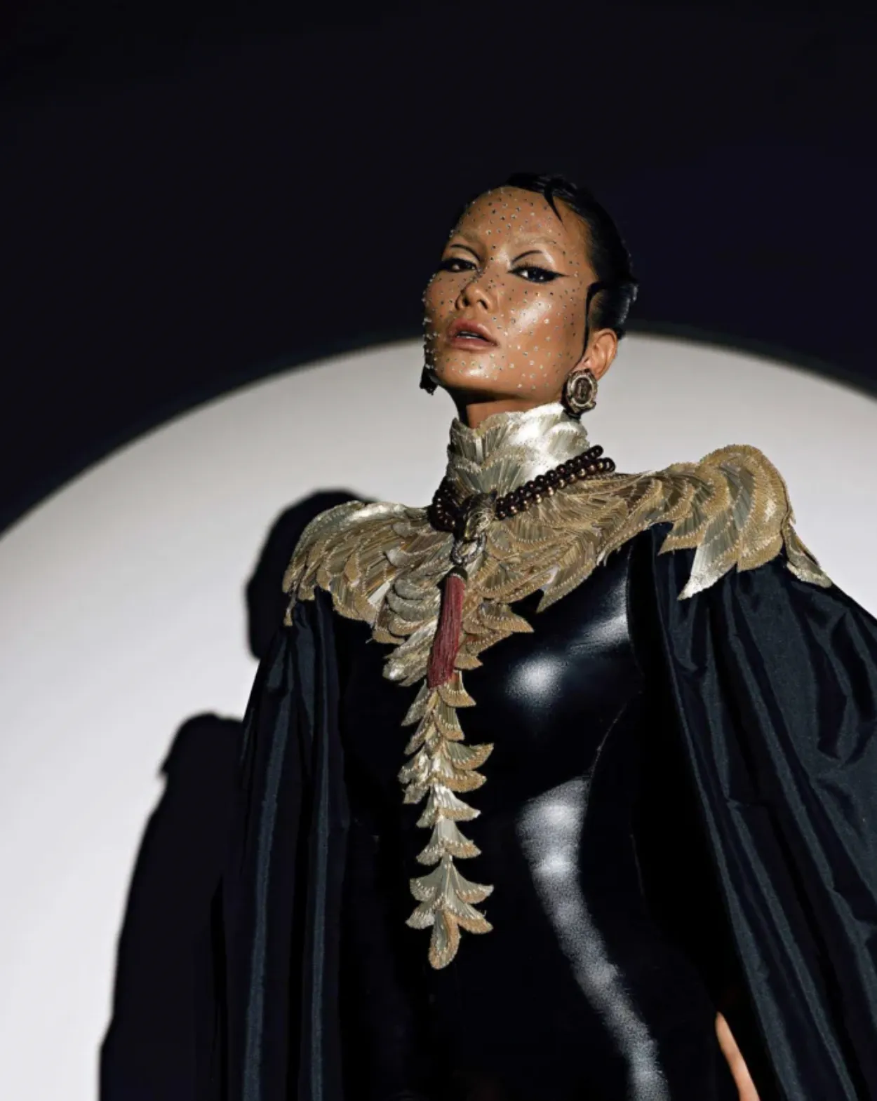 Rũ bỏ vẻ yêu kiều, H'Hen Niê hoá 'nữ hoàng Ai Cập' đầy ma mị trong loạt ảnh mới