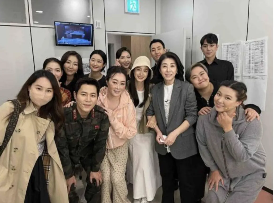 Kim Tae Hee lần đầu lộ diện sau tin đồn Bi Rain ngoại tình, nhan sắc gây xôn xao