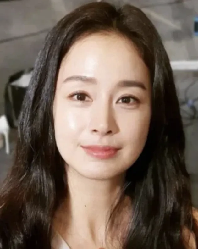 Kim Tae Hee lần đầu lộ diện sau tin đồn Bi Rain ngoại tình, nhan sắc gây xôn xao