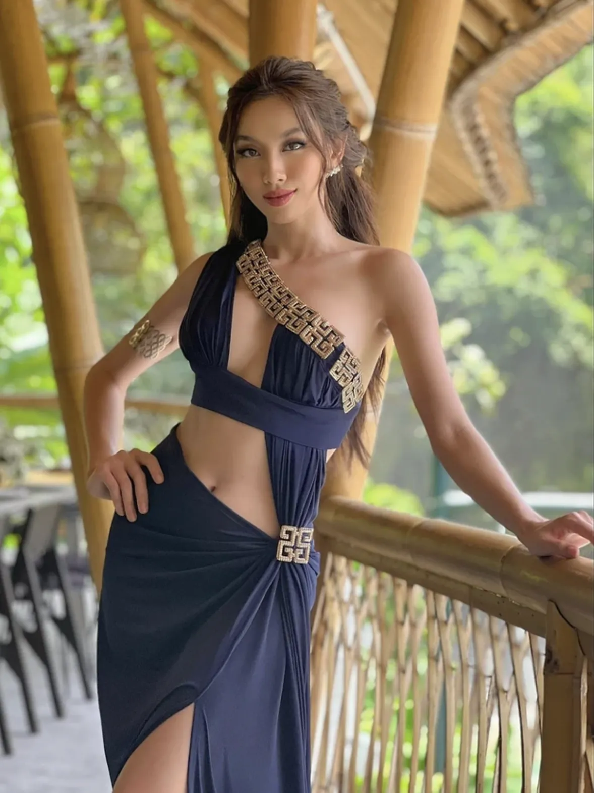 Thuỳ Tiên lên đồ táo bạo khoe vòng eo cực phẩm tại Indonesia