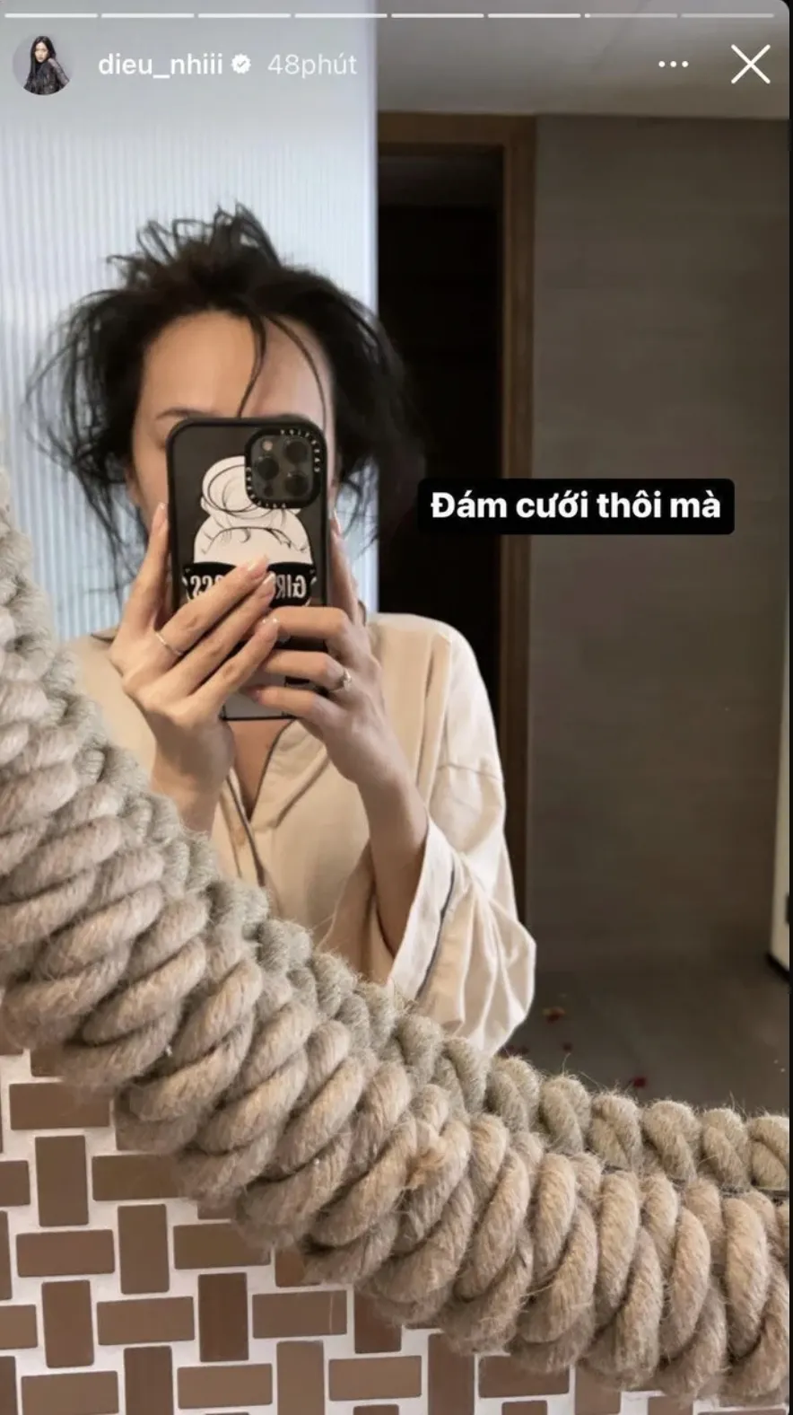 Hình ảnh 'tàn tiệc' của Anh Tú và Diệu Nhi sau khi 'quẩy tới nóc' trong đám cưới