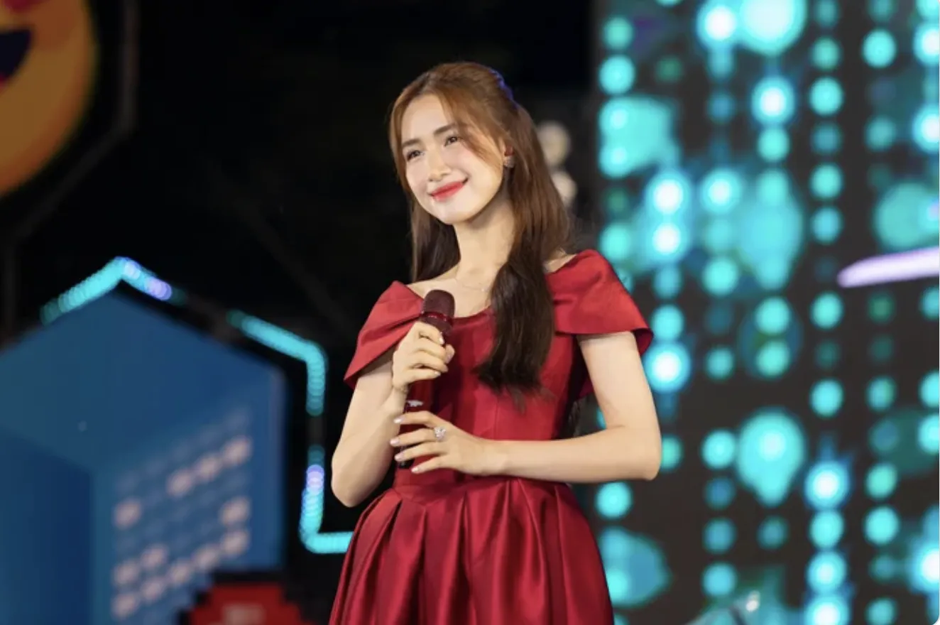 Hòa Minzy ghi điểm tuyệt đối chỉ với hành động này khi gặp được 'fan cứng' 8 năm