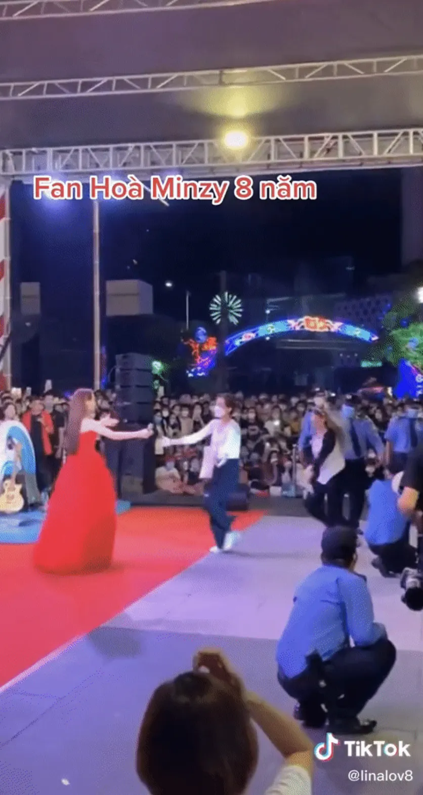 Hòa Minzy ghi điểm tuyệt đối chỉ với hành động này khi gặp được 'fan cứng' 8 năm