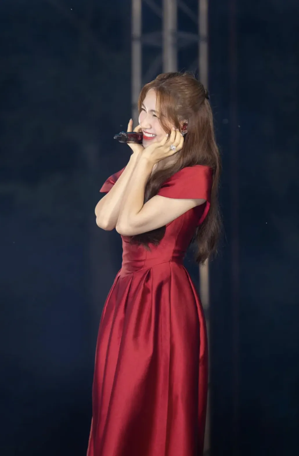 Hòa Minzy ghi điểm tuyệt đối chỉ với hành động này khi gặp được 'fan cứng' 8 năm