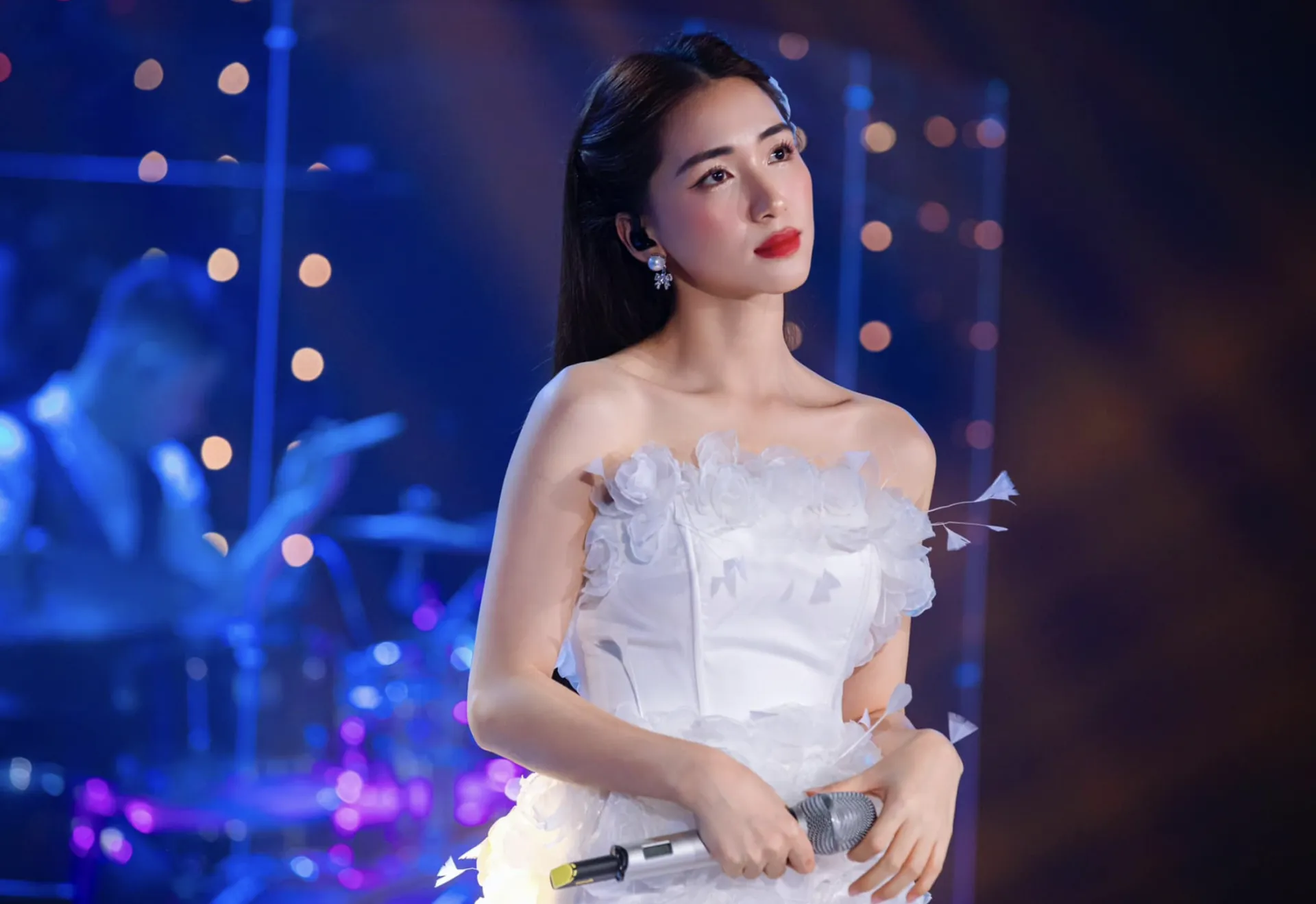 Hòa Minzy ghi điểm tuyệt đối chỉ với hành động này khi gặp được 'fan cứng' 8 năm