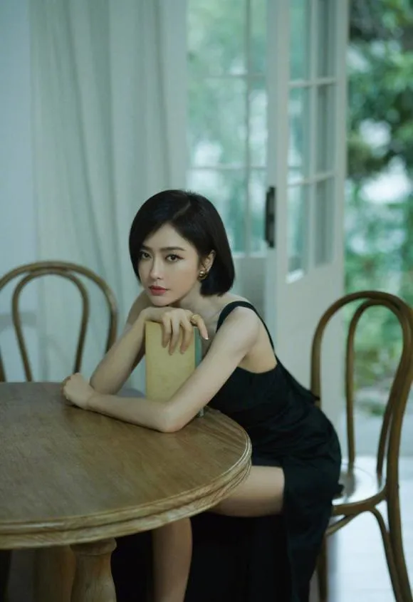 Phú Sát Hoàng hậu Tần Lam khoe nhan sắc cực phẩm trong loạt ảnh mới 