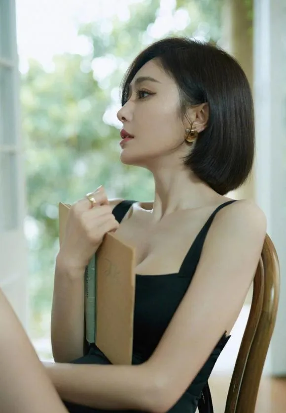 Phú Sát Hoàng hậu Tần Lam khoe nhan sắc cực phẩm trong loạt ảnh mới 