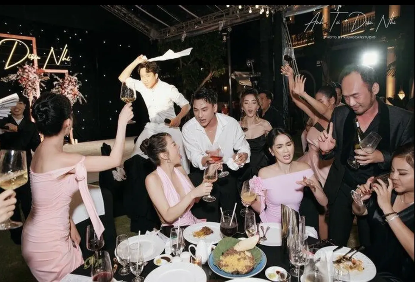 Loạt ảnh quẩy 'quên lối về' của Trấn Thành trong tiệc cưới của Diệu Nhi 