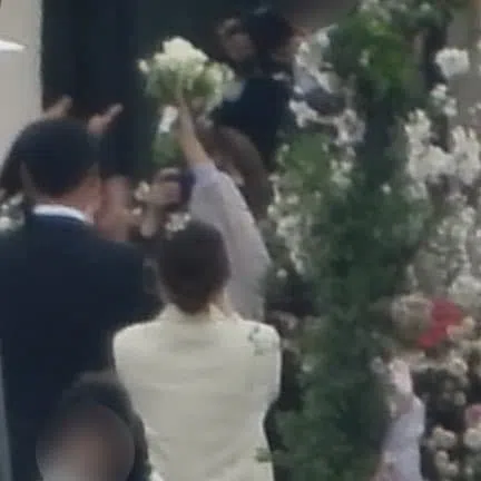 Bất chấp bầu bí, Son Ye Jin vẫn làm điều đặc biệt cho mỹ nhân bắt được hoa cưới của mình 