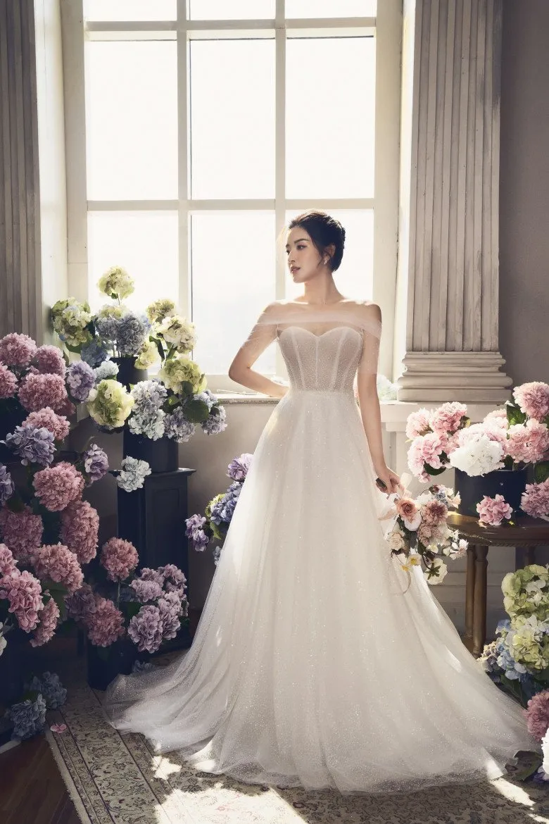 Tung ảnh váy cưới đẹp tựa nữ thần, mỹ nhân đẹp nhất VTV khiến dân tình xôn xao
