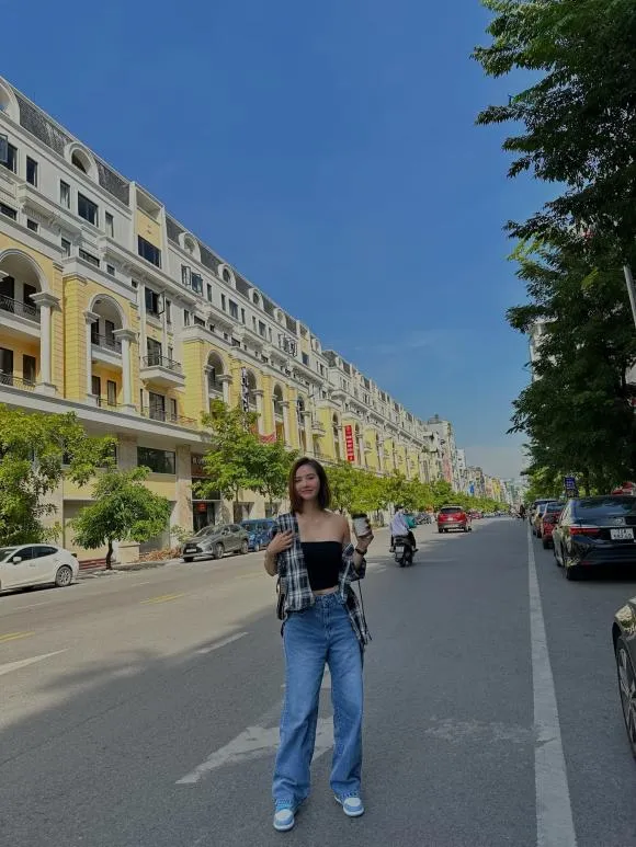 Đình Tú và Huyền Lizzie bị soi bằng chứng 'bí mật hẹn hò'?