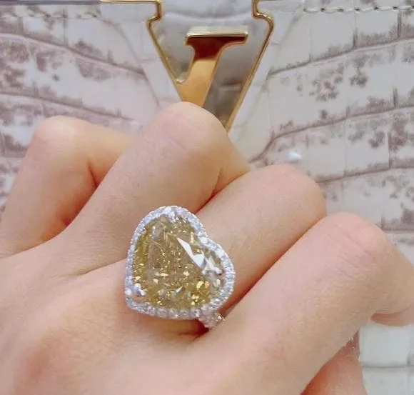 Lệ Quyên khoe ảnh chăm sóc da sang chảnh nhưng dân tình đổ dồn vào chiếc nhẫn kim cương 50 tỷ