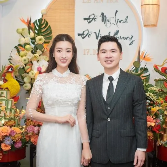 Khoảnh khắc Đỗ Mỹ Linh và chồng thiếu gia khóa môi cực ngọt trong lễ ăn hỏi