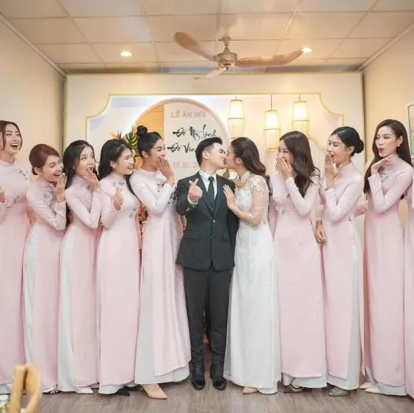 Khoảnh khắc Đỗ Mỹ Linh và chồng thiếu gia khóa môi cực ngọt trong lễ ăn hỏi