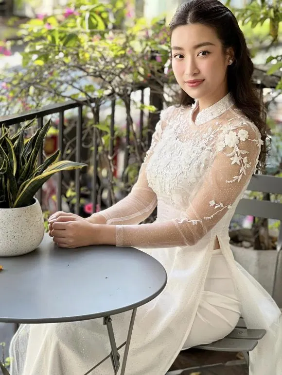 Khoảnh khắc Đỗ Mỹ Linh và chồng thiếu gia khóa môi cực ngọt trong lễ ăn hỏi