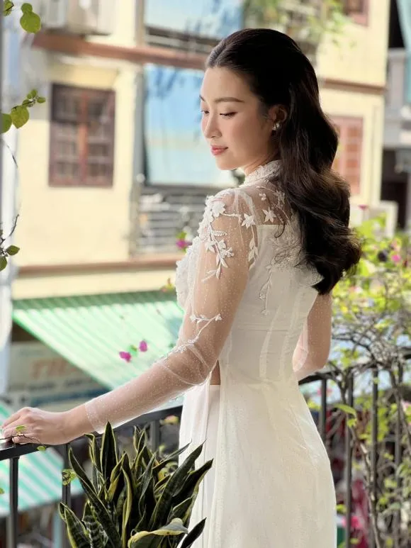 Khoảnh khắc Đỗ Mỹ Linh và chồng thiếu gia khóa môi cực ngọt trong lễ ăn hỏi