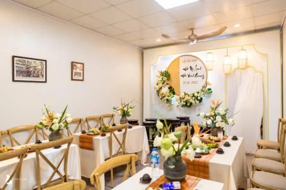 Khoảnh khắc Đỗ Mỹ Linh và chồng thiếu gia khóa môi cực ngọt trong lễ ăn hỏi