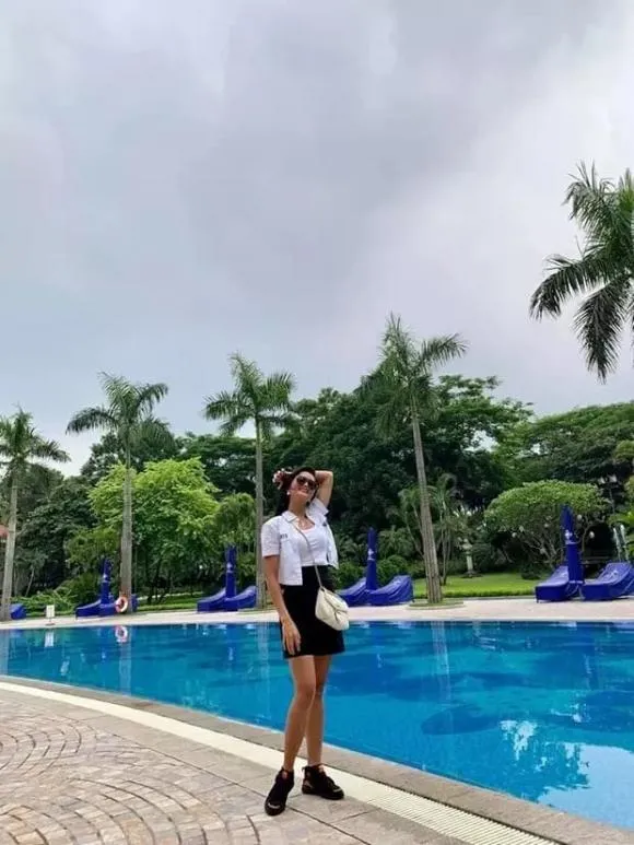 Ngán ngẩm với loạt đồ hiệu 'qua tay' H'Hen Niê: Nhìn như đồ đi chợ!