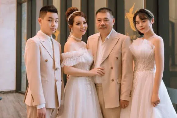 'Cô Trúc' Mai Thu Huyền xả loạt ảnh cực ngọt ngào bên ông xã dịp 20 năm ngày cưới